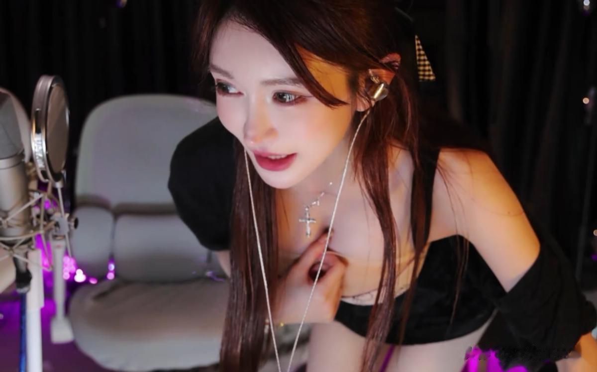 宁愿被冲也不愿泡脏水，女主播怒斥某户外节目，纯就是在折磨人