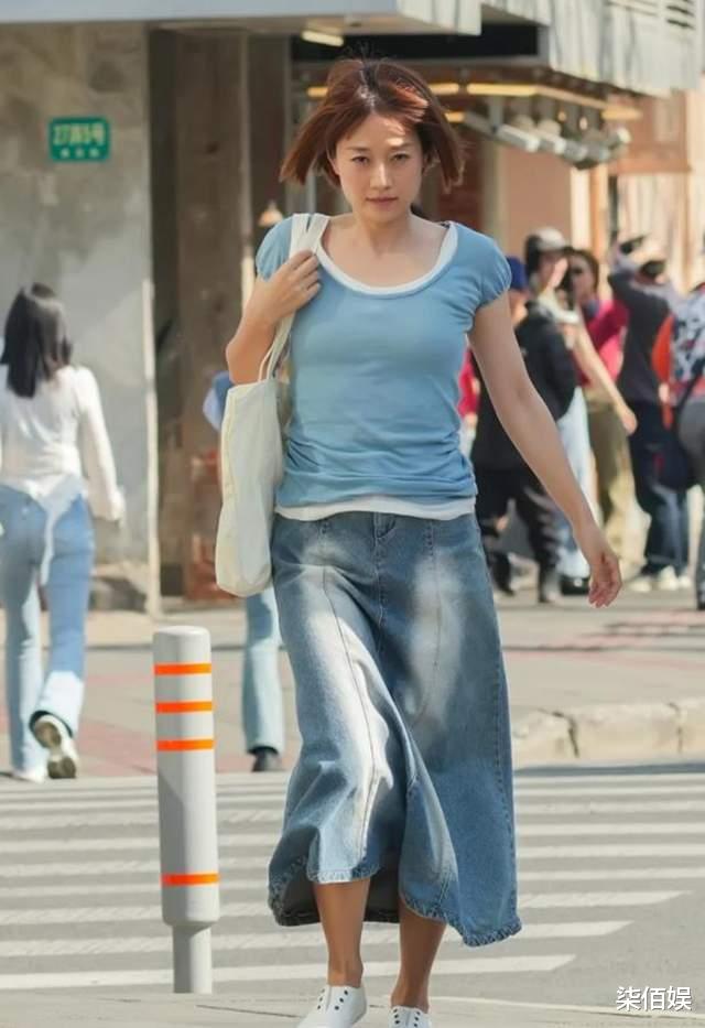 马伊琍拍戏仨助理在旁伺候，48岁仍是夏琳时期打扮，比以前胖好多