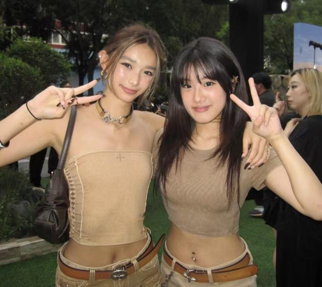 贾静雯大女儿与闺蜜开派对，露腰装配热裤超美，新添肚脐环更辣了