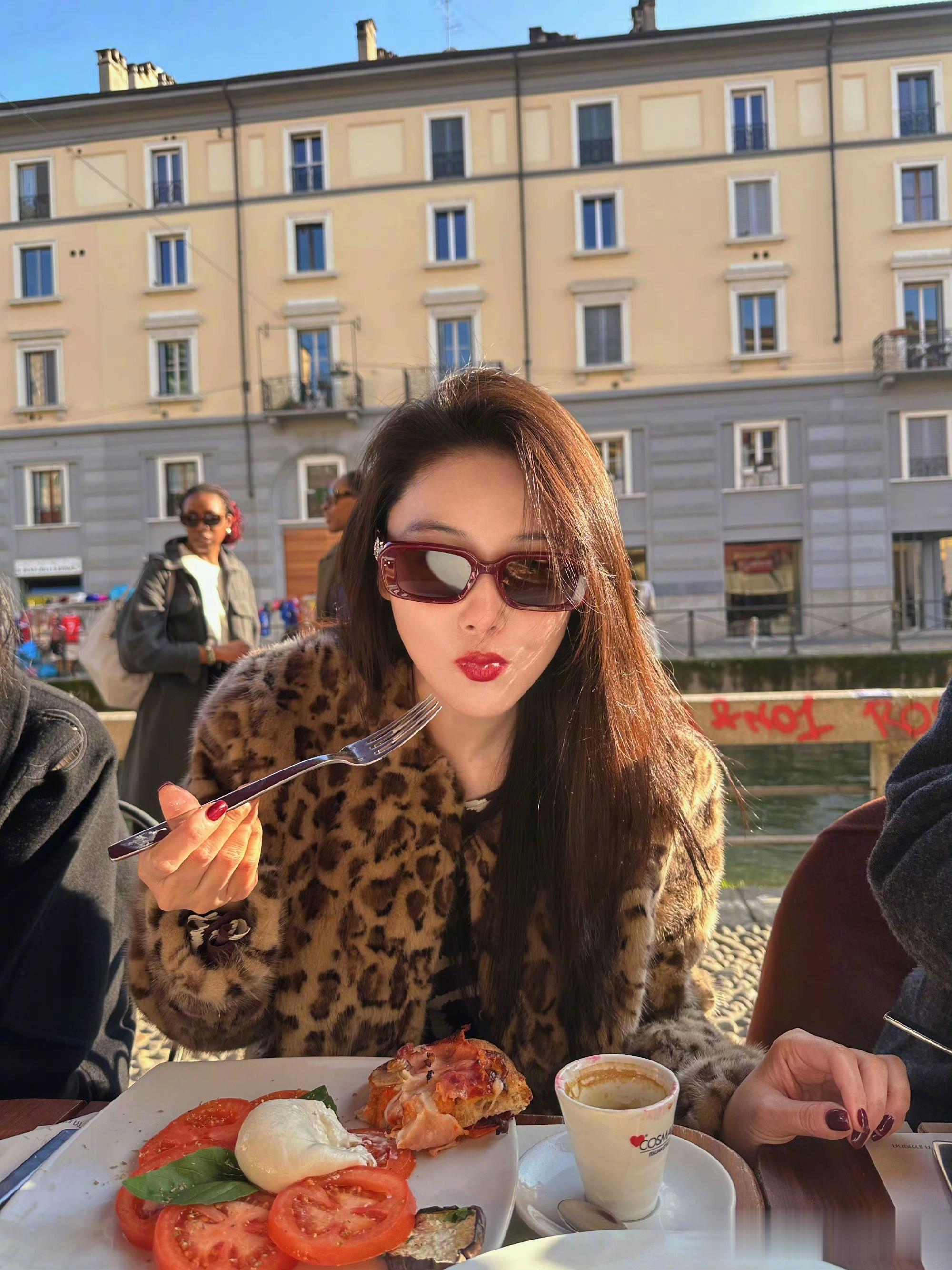 张馨予米兰街头豹纹穿搭,惬意享受意式美食,复古时髦感拉满