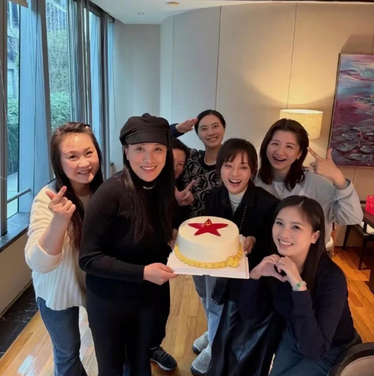 孙俪与上海文工团战友28年后再聚首，11人重温15岁入伍青春岁月