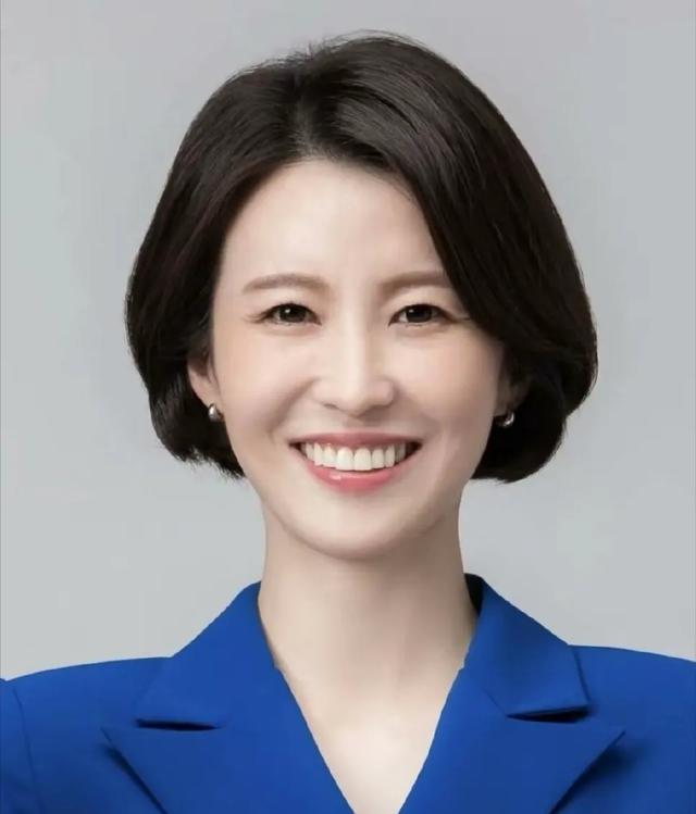 李在明获胜后！他的夫人金惠景火了，35岁女助手安贵玲也一炮而红