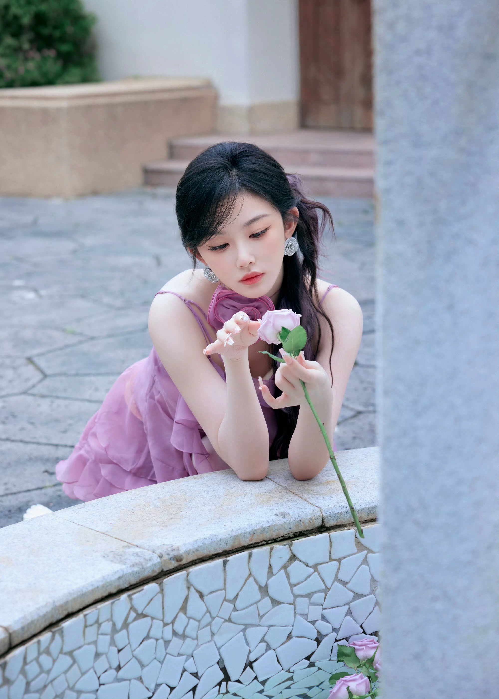 孔雪儿身穿紫色纱裙梦幻又飘逸 浪漫又温柔