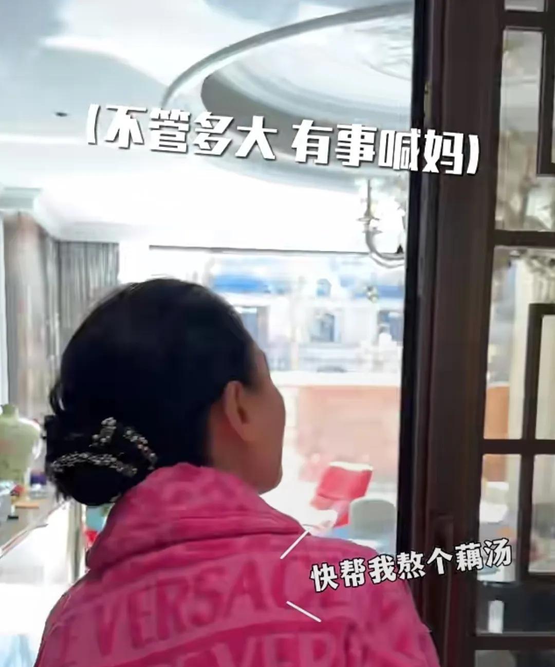 47岁程莉莎回武汉娘家别墅，为郭晓东下厨炖汤，尽显豪门生活