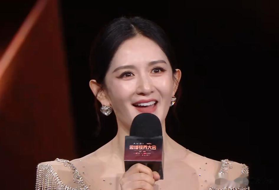 谢娜主持晚会还是差一口气!直播接不上话,看热闹忘记控场一直笑