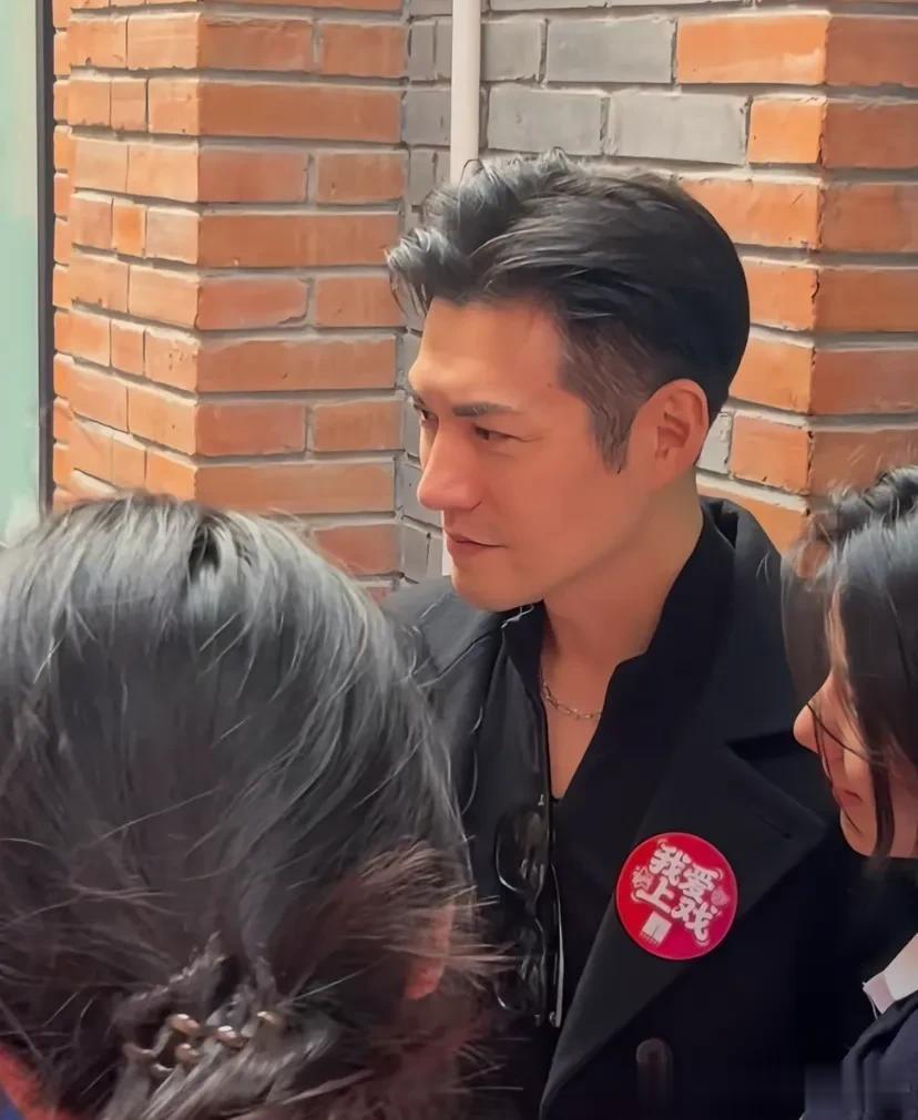 上戏八十周年校庆，郑恺牵苗苗现身，杜江陈赫出席雷佳音发型抢镜