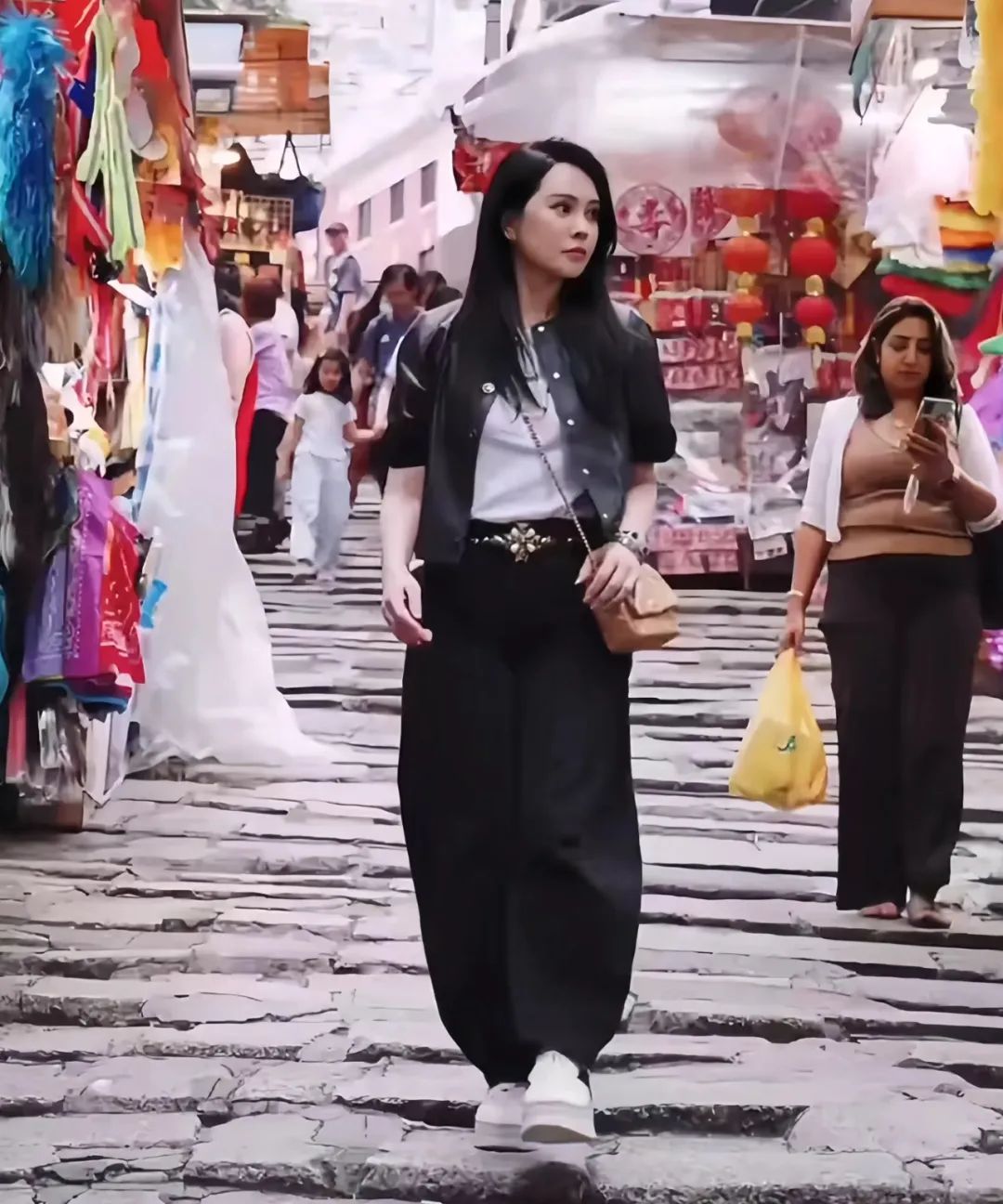 看了伊能静的最新状态，我悟了：穿搭简约时尚，会保养，果然年轻