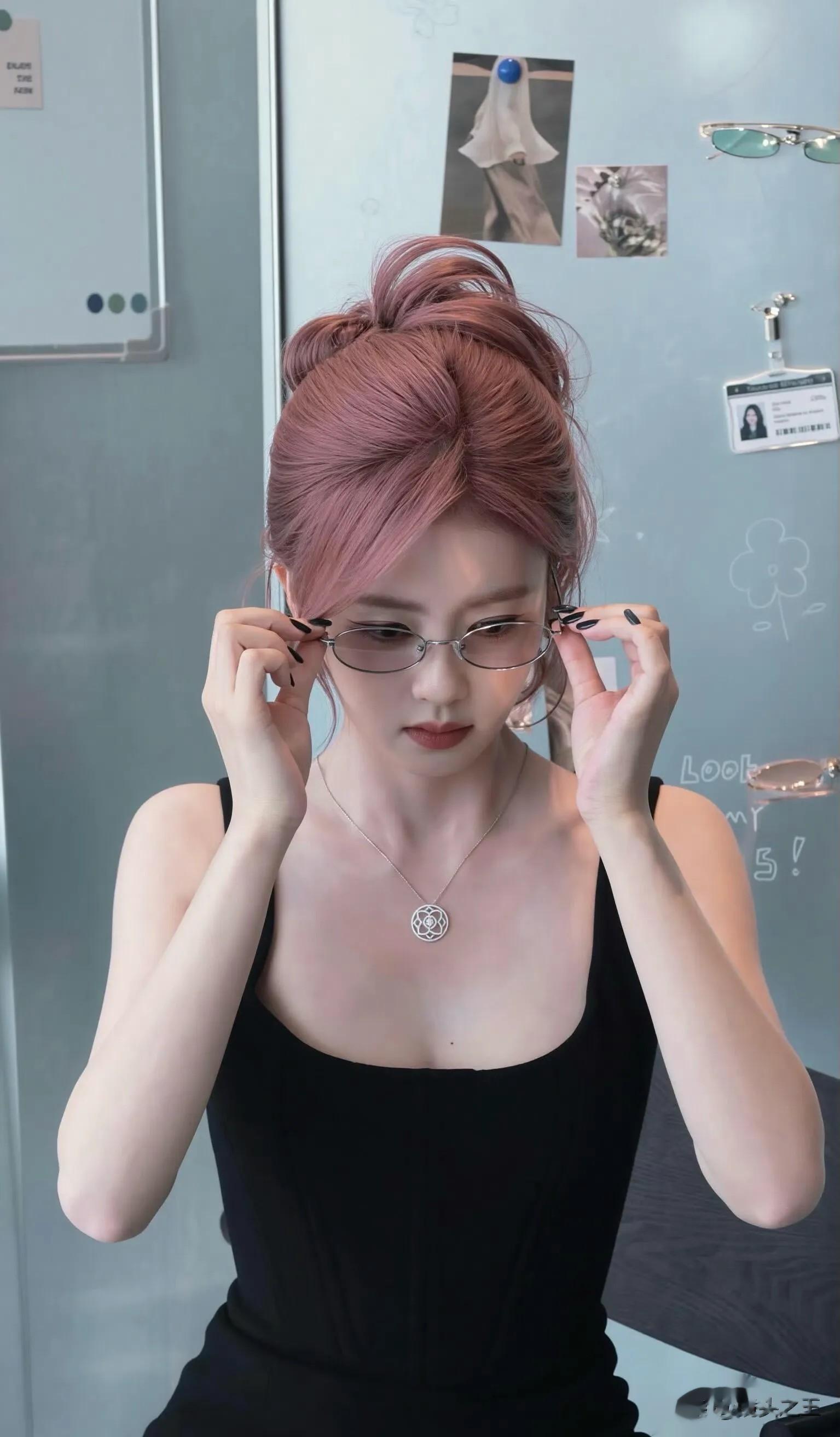 白鹿:性感女上司