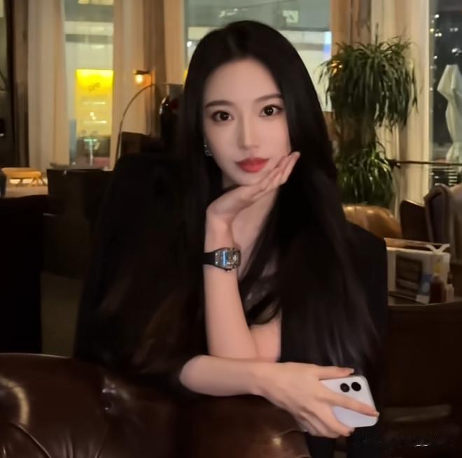 女主播后悔买百万奢侈品包,曾花光100万买车,后来只值40万