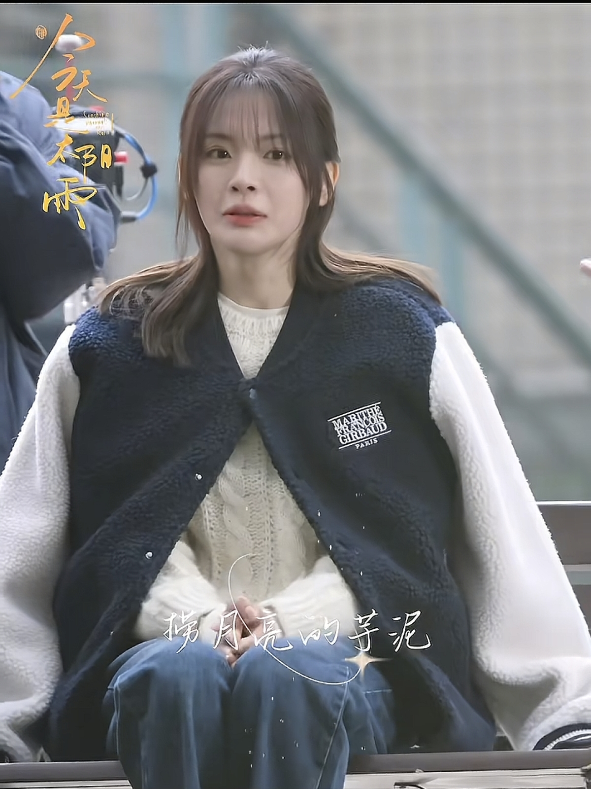 脸真好小!杨超越拍戏被偶遇,穿白毛衣半扎发,青春活力又温柔