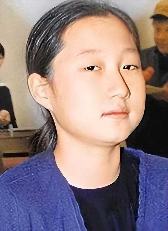 万万没想到成龙女儿竟沦落到“拾荒青年”，住桥洞捡破烂，太凄惨