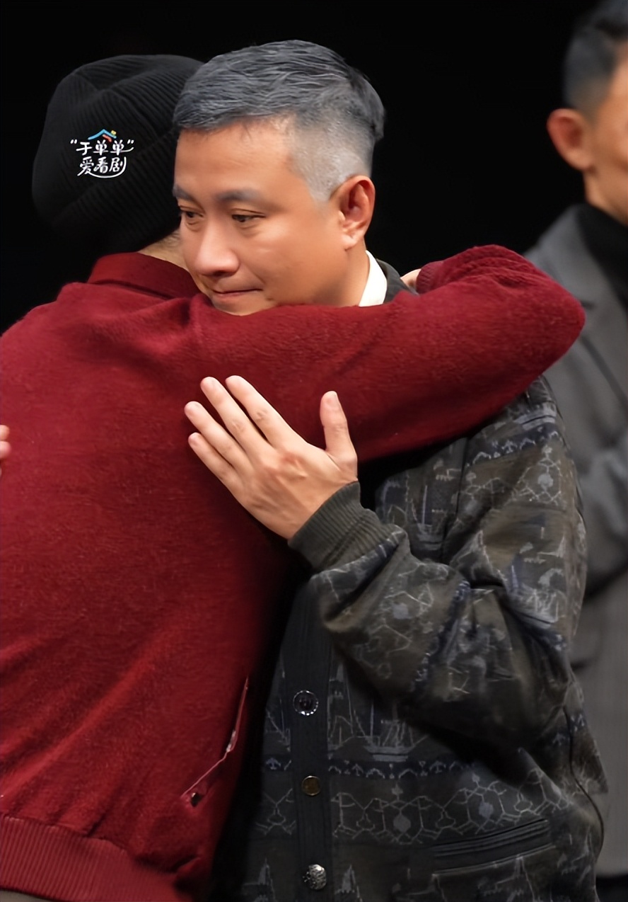 41岁文章腰部受伤!上海演出痛到呲牙咧嘴、两人搀扶,头顶也秃了