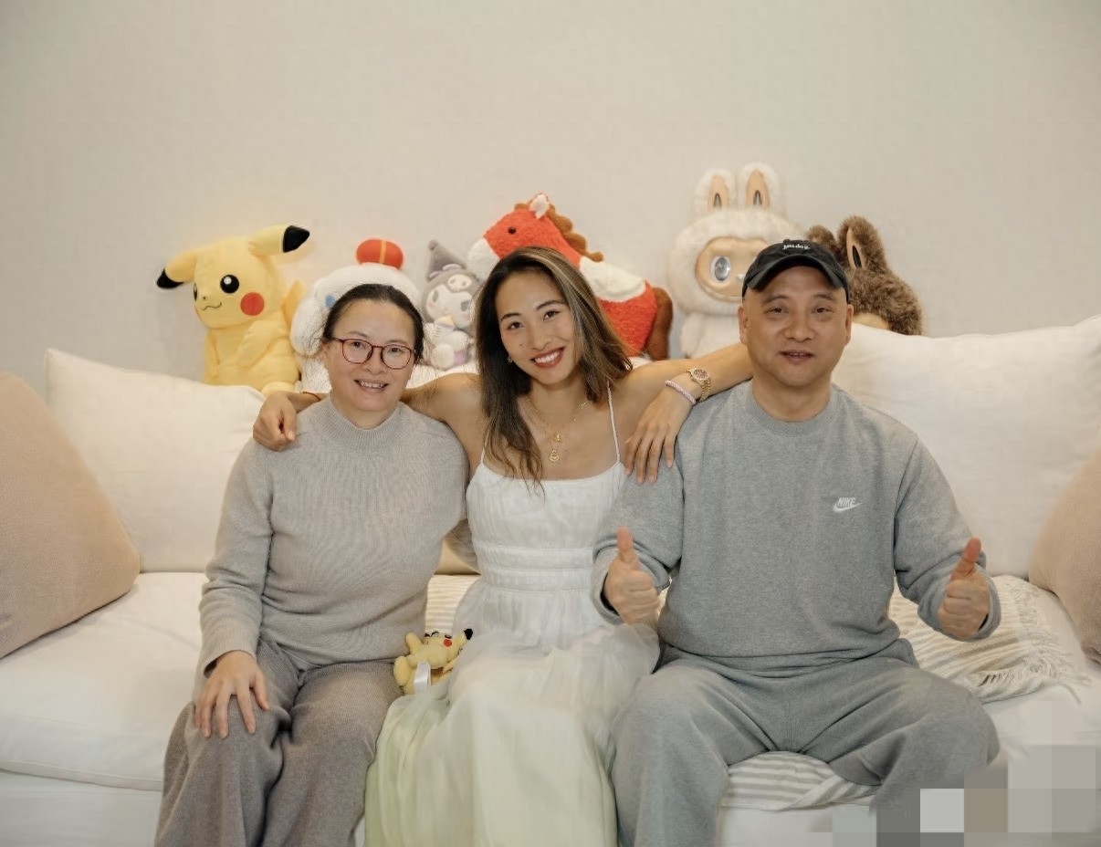 郑钦文回家和父母过圣诞,戴的周大福饰品抢镜,奥运冠军也爱黄金