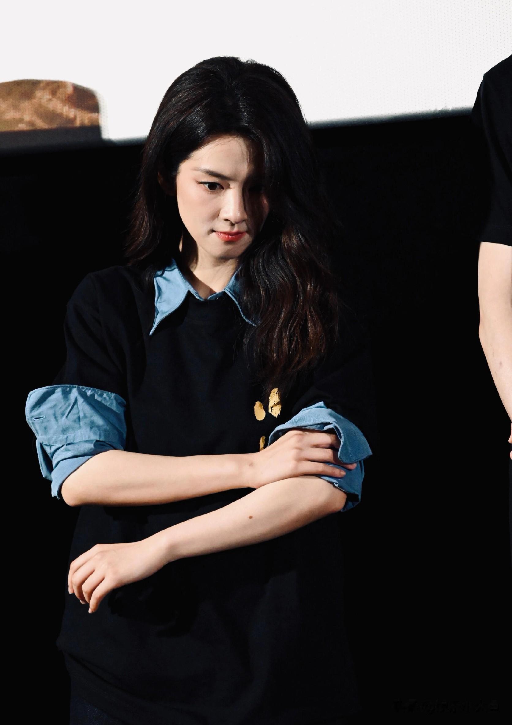 陈昊宇出席电影《小山河》首映礼,超绝冷白皮,骨相出众明艳动人