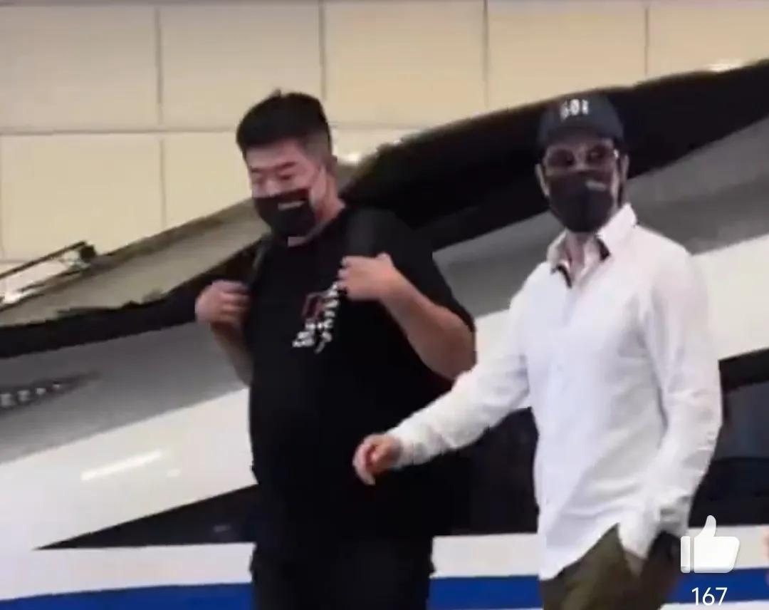 《歌手》决赛帮唱嘉宾敲定！演唱曲目曝光，王力宏落地长沙被拍