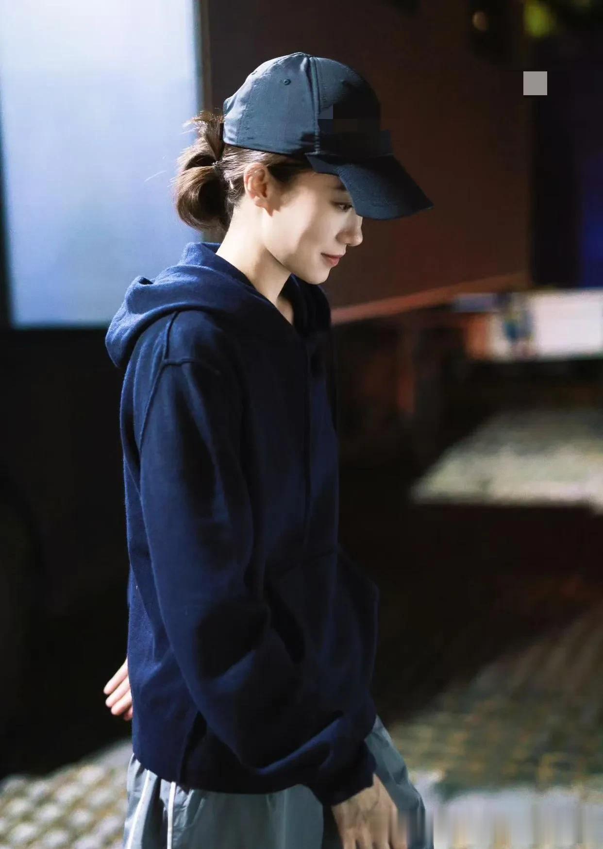张小斐私服造型真简约！连帽卫衣+运动裤，休闲随性又舒适！