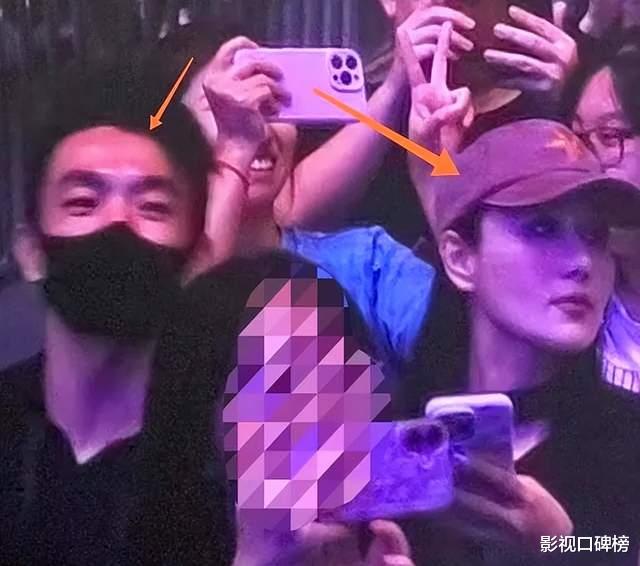张馨予夫妻俩看演唱会,何捷戴着口罩,眉眼很英气,稳重又帅气