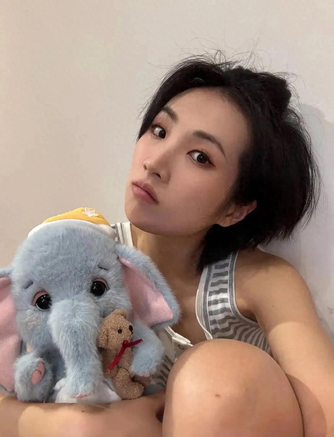 姚安娜美照分享，抹胸上衣配墨镜，又飒又美