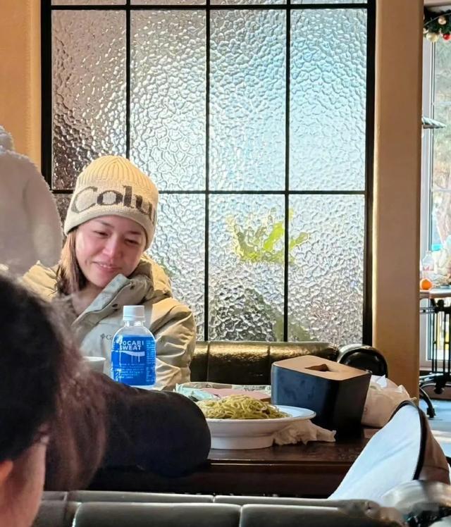 陈妍希和陈晓离婚后也不化妆了，素颜出门真的看起来老了很多