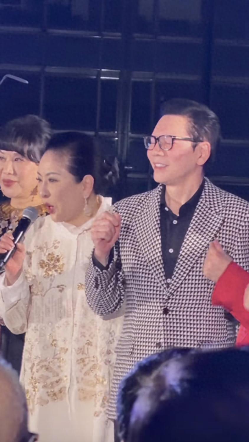 汪圆圆陪婆婆出席寿宴，婆媳穿大花裙打扮复古，谢玲玲也在穿旗袍