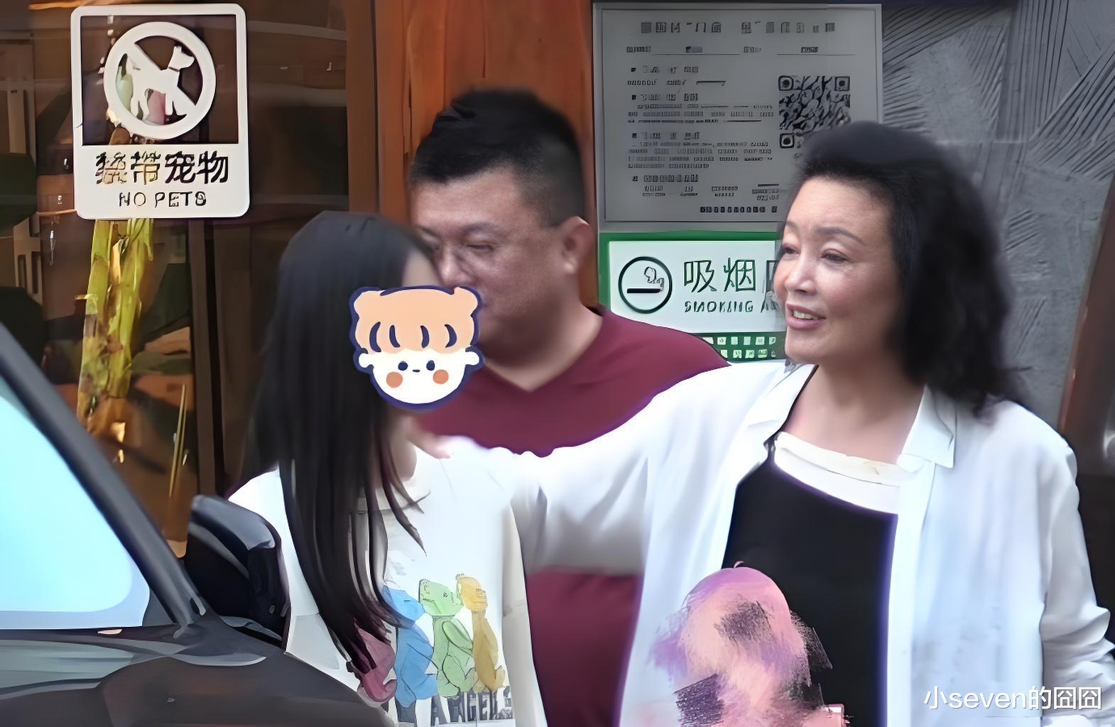 大S女儿近照曝光,小玥儿与张兰聚餐被搂住,身子僵硬显得很生疏