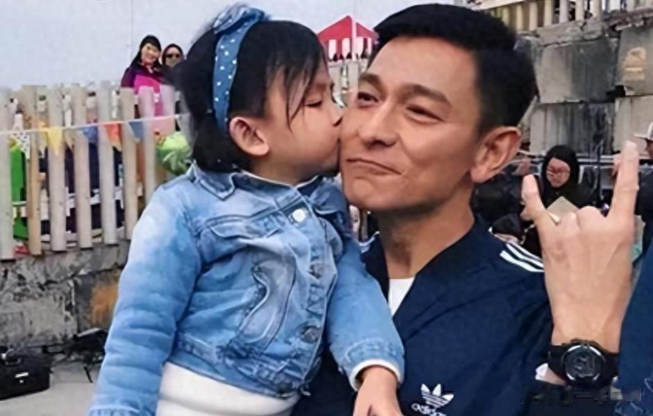 钱赚够了不装了?和朱丽倩恩爱17年的刘德华,今女儿态度说明一切