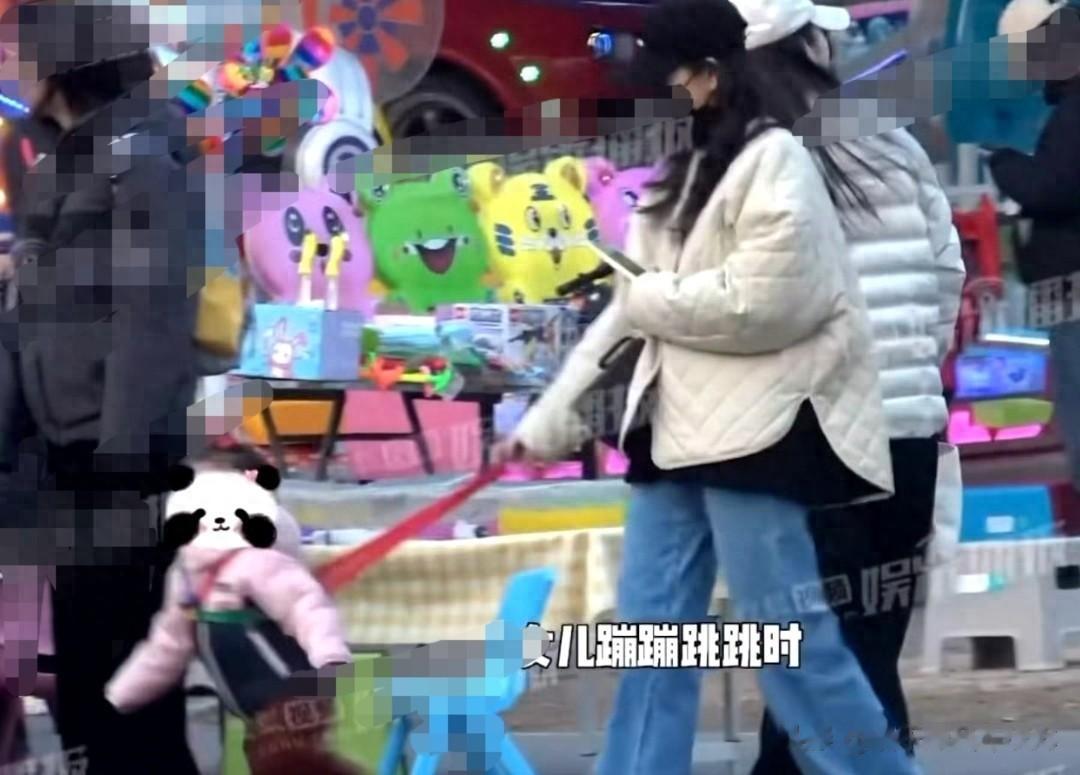 网友偶遇王鸥带女儿出来玩,她女儿长得很像妈妈