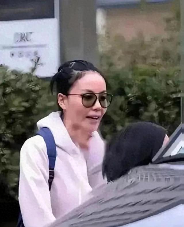 从高冷天后到自然老去!55岁王菲生图流出,优雅面对岁月痕迹