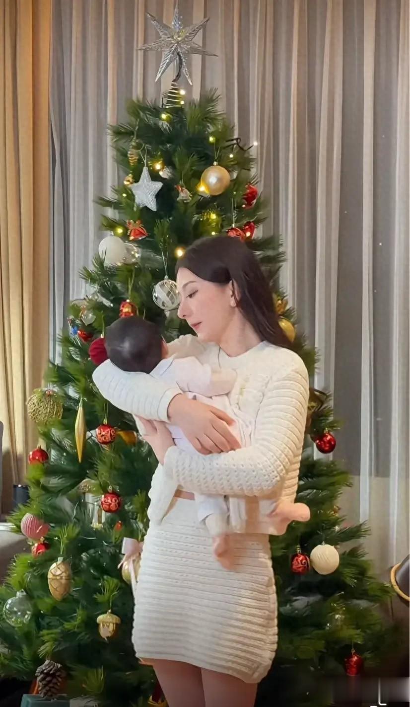 方媛晒2个月三胎闺女,粉袜小脚抢镜,母女同框温馨爆棚