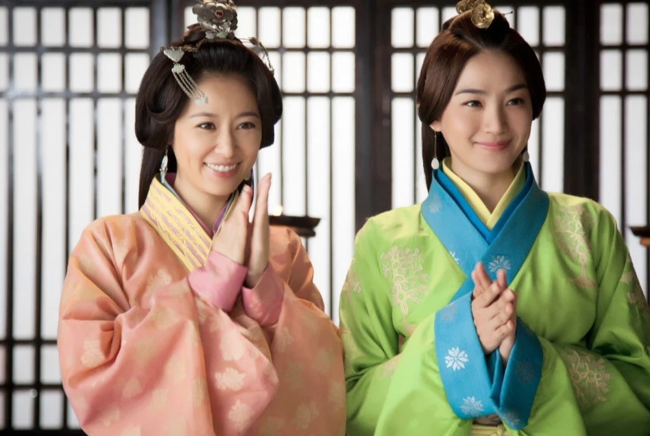 洪小铃为张天霖庆祝47岁生日,6个月女儿罕见出镜,夫妻同框般配