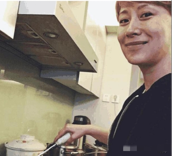 海清元旦在家请客包饺子，北京豪宅装修大气，她戴围裙熟练擀饺皮