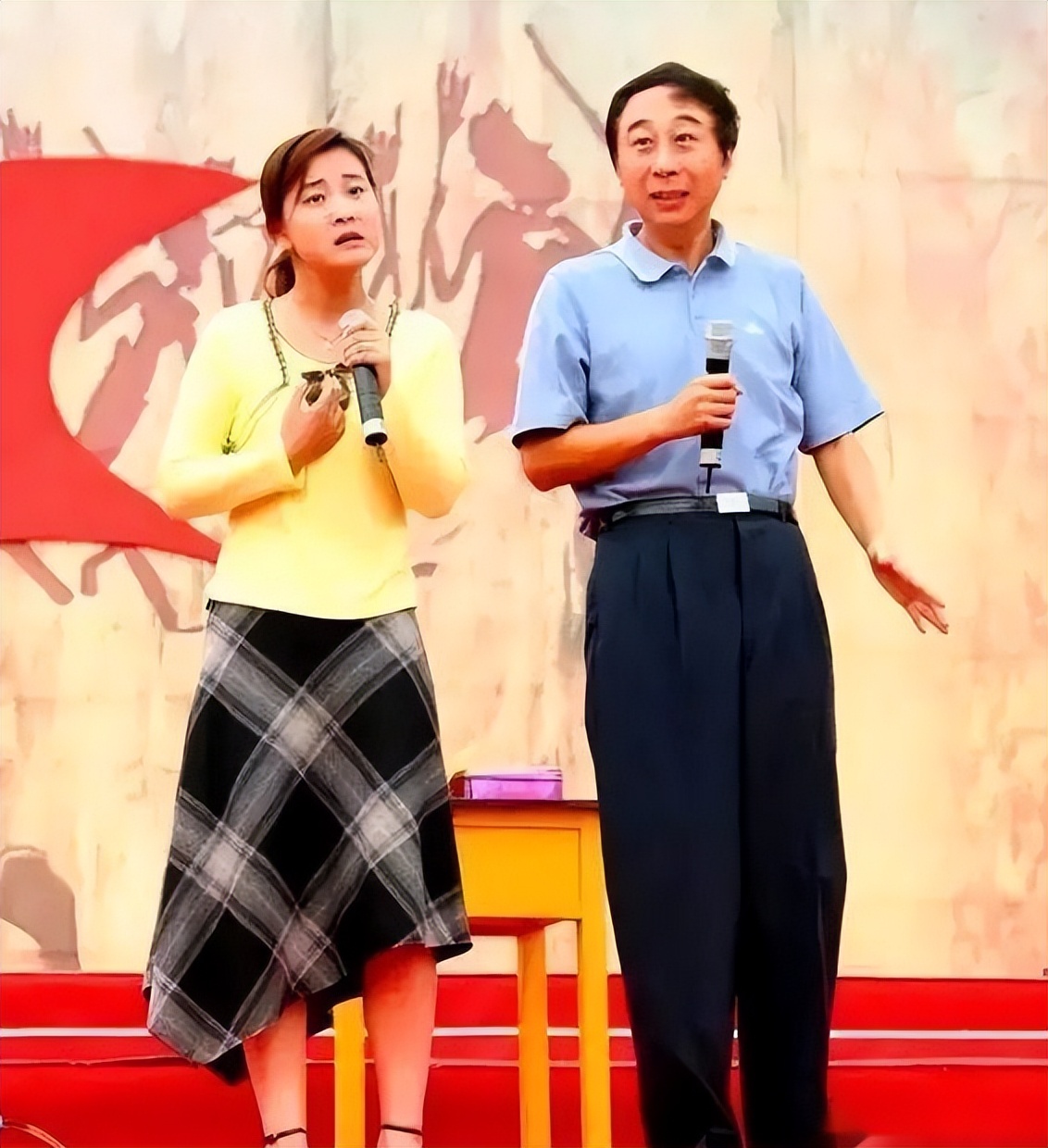 贾玲现身米兰时装周！额头充盈满脸褶子，笑的很假，雷佳音说对了