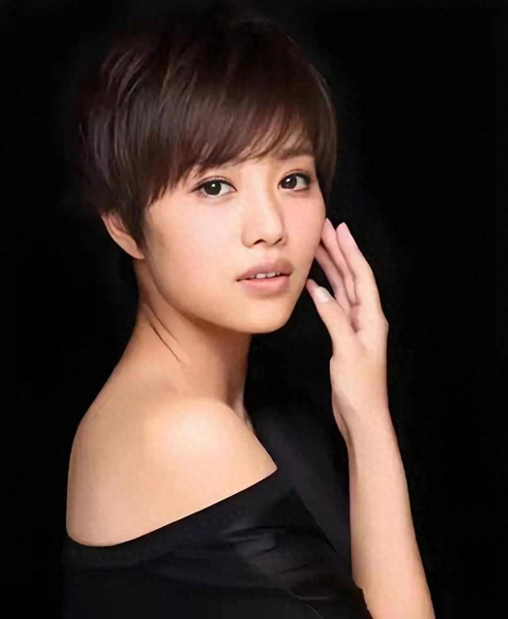 爷爷是中国表演艺术家，老公是北电院长，她却坚持靠演技走红