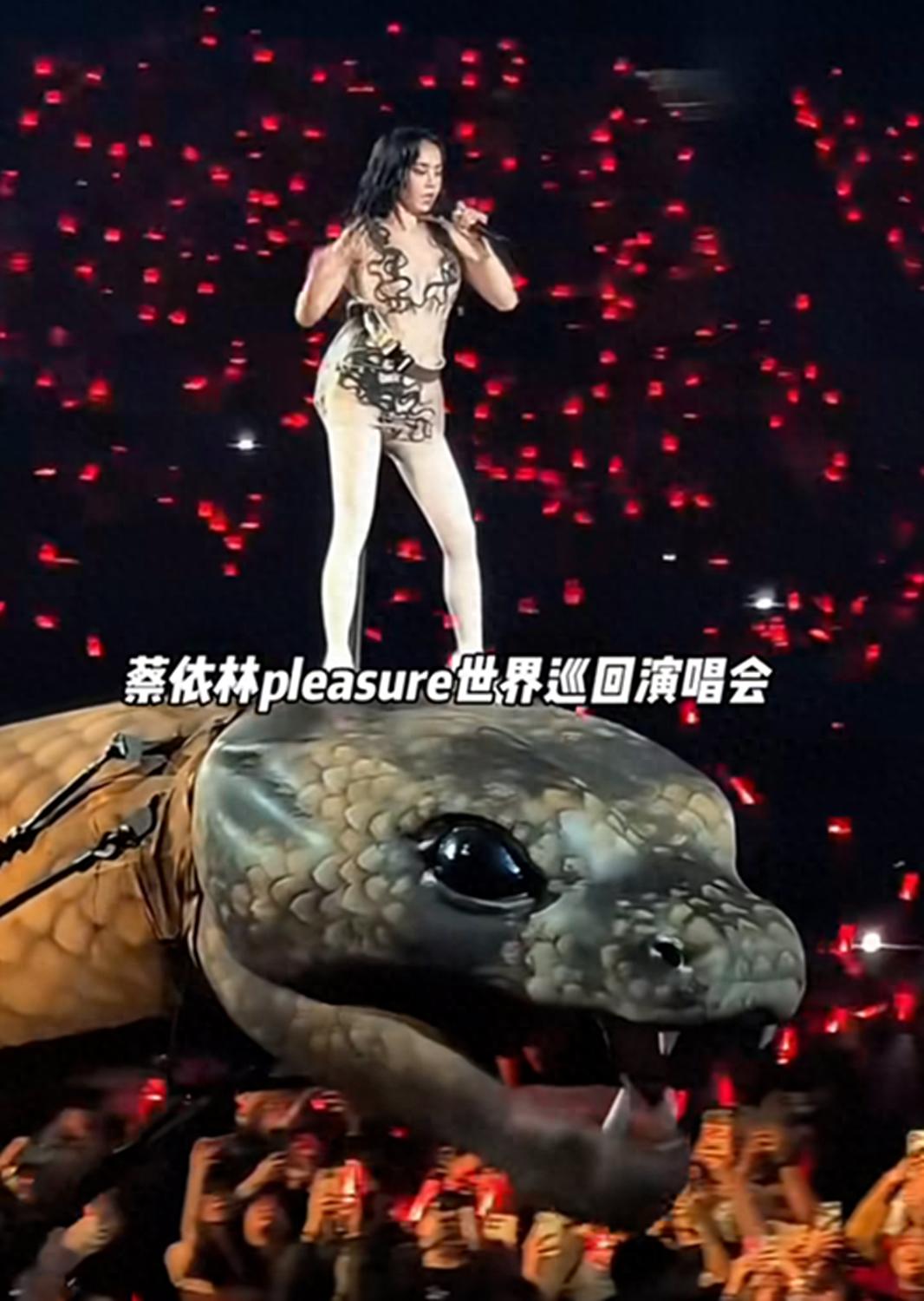 花2亿搞阴间舞台？蔡依林被举报，网友吐槽这是吸观众运气？