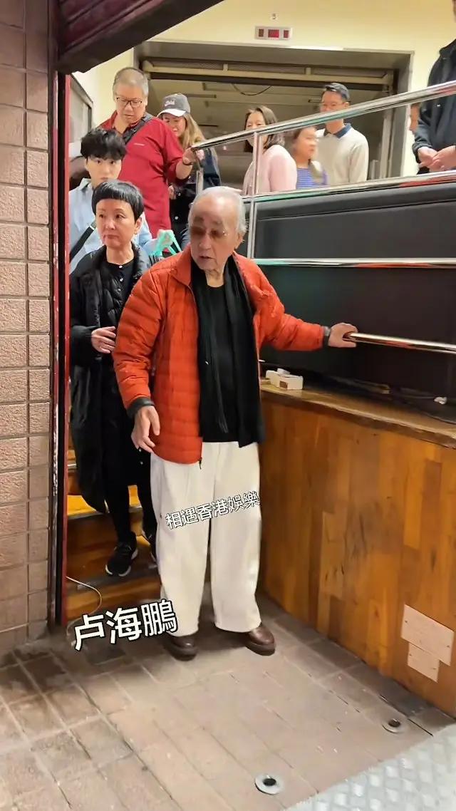 84岁TVB喜剧元老台上台下反差大！下楼梯双脚发软需人搀扶