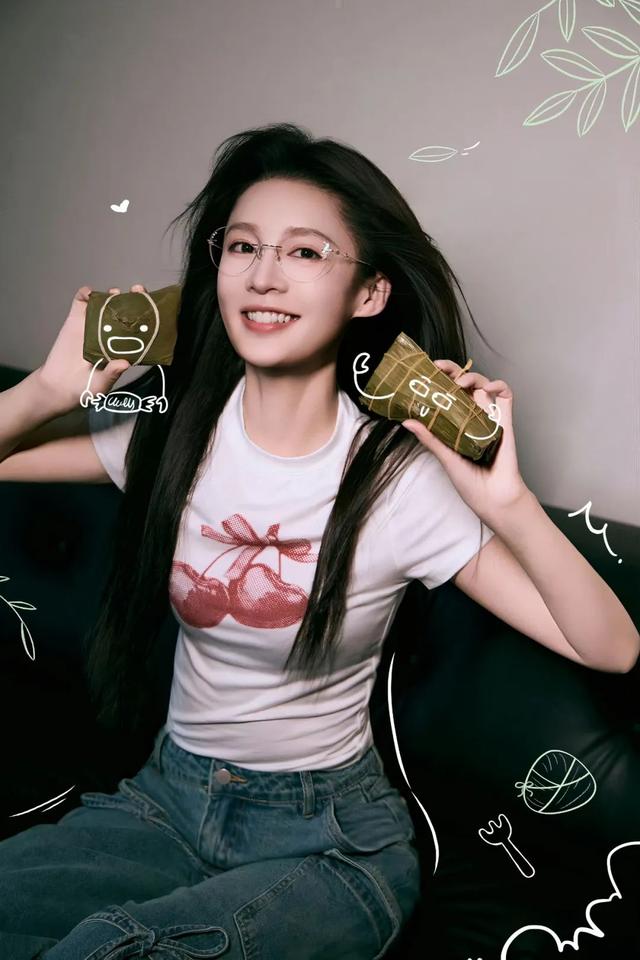 李沁白衣牛仔裤的休闲之美