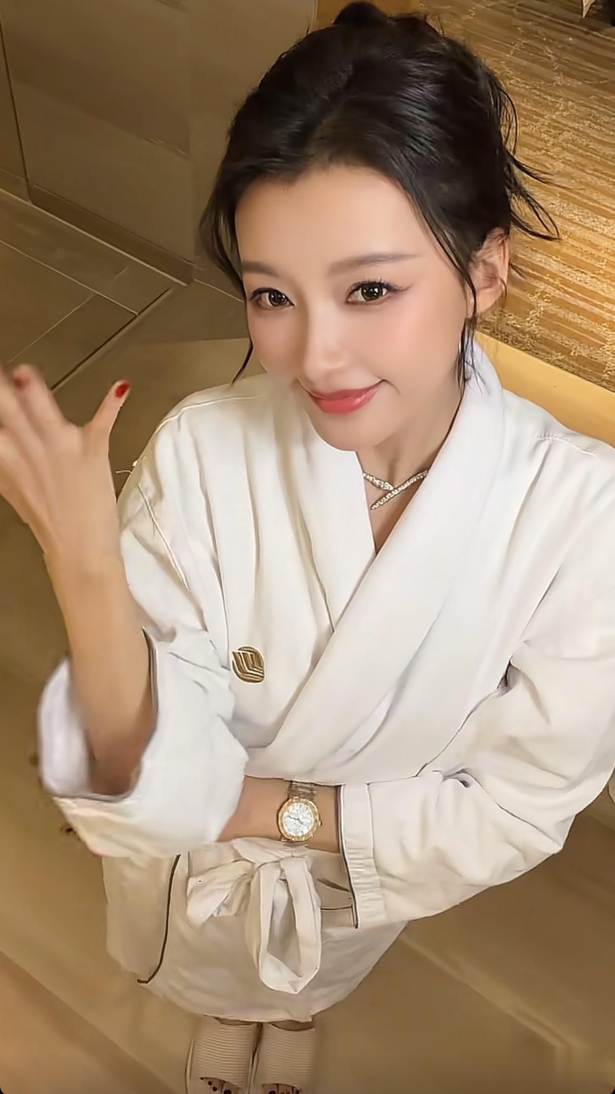 32岁孙怡穿浴袍+拖鞋跳手势舞！脸小巧精致，状态好得不像宝妈