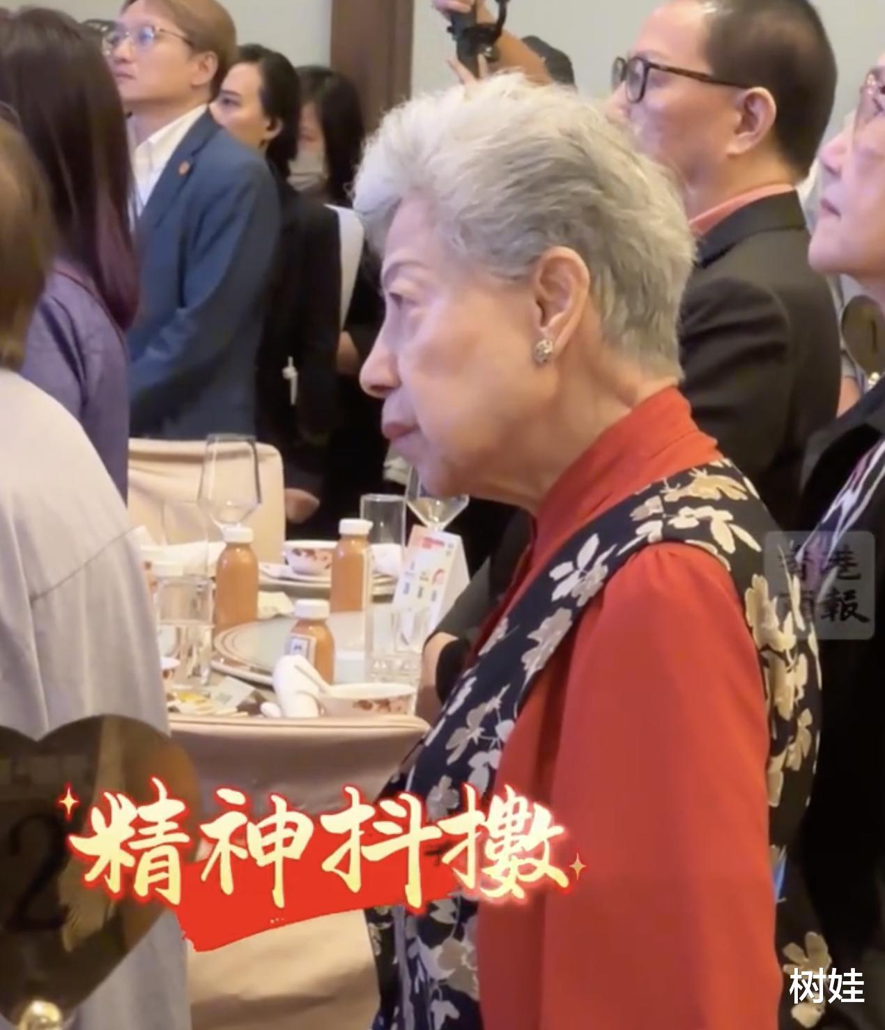 90岁TVB绿叶出席晚宴，与嘉宾一起站着唱国歌，中气十足唱得用力