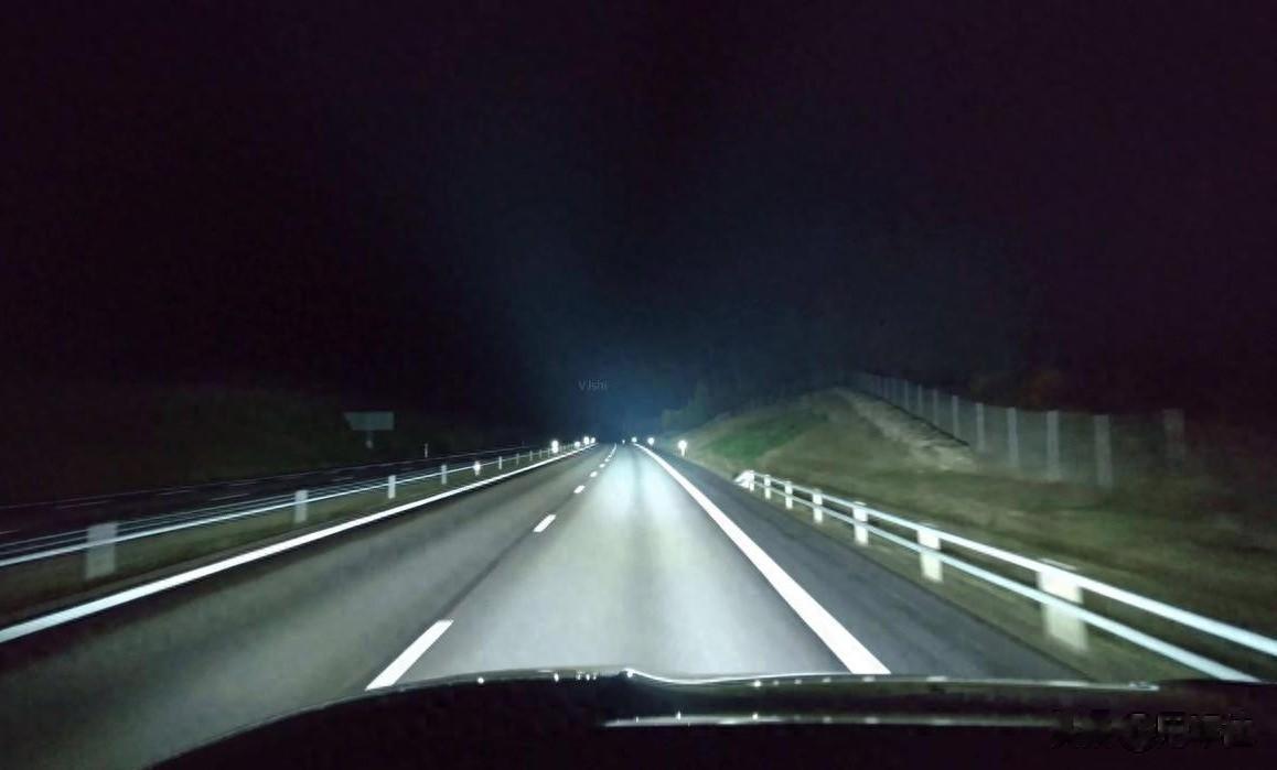 夜间跑高速，究竟打开远光灯还是近光灯？弄错很危险