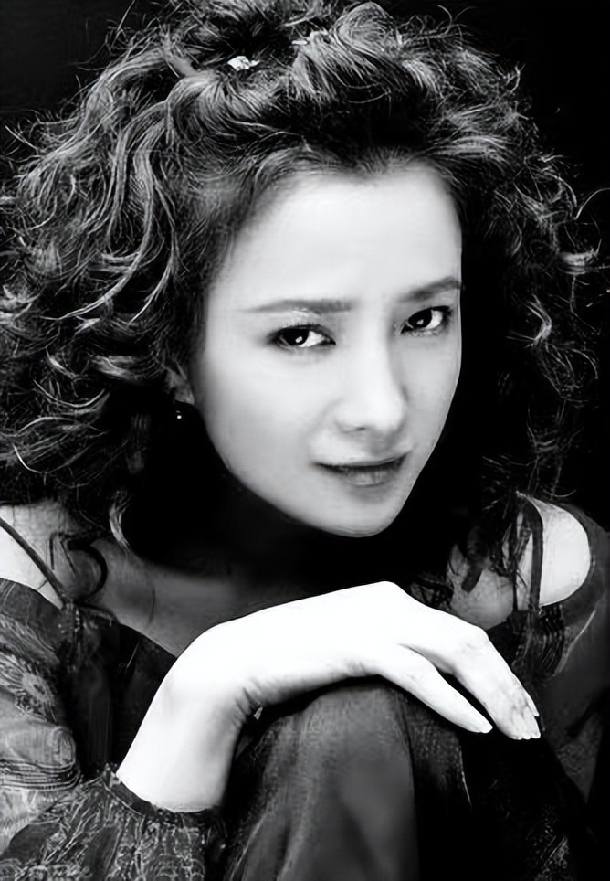 好友徐松子发文悼念何晴，褒扬儿子许何，没提前夫