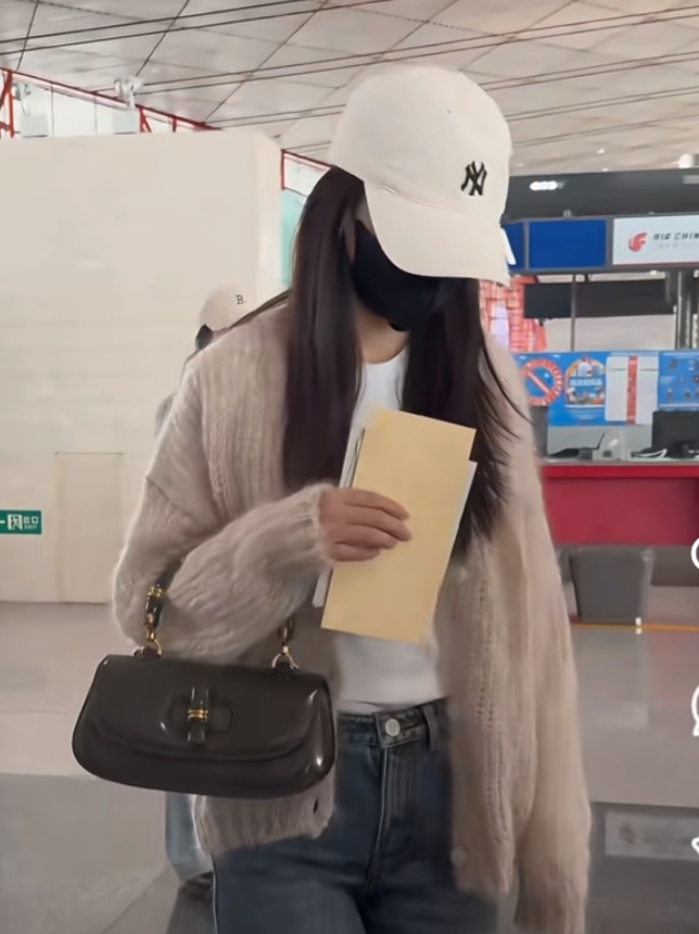 李沁现身北京机场，针织开衫配牛仔裤，简约造型尽显随性气质