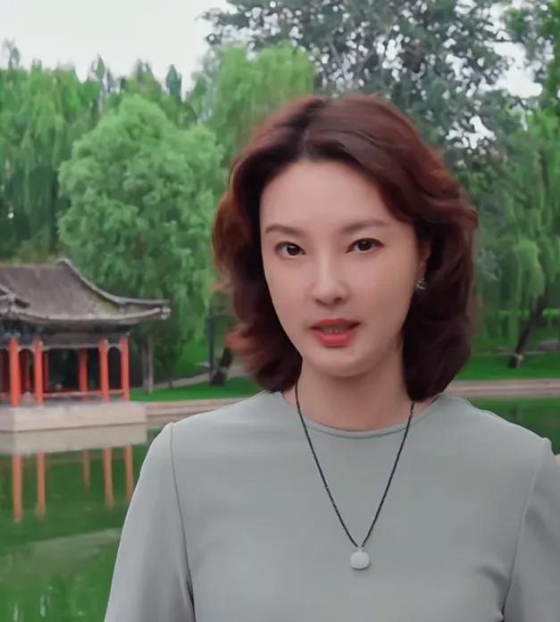 刘芳菲分享白露节气，身着浅灰色裙装搭配精致项链，尽显优雅气质