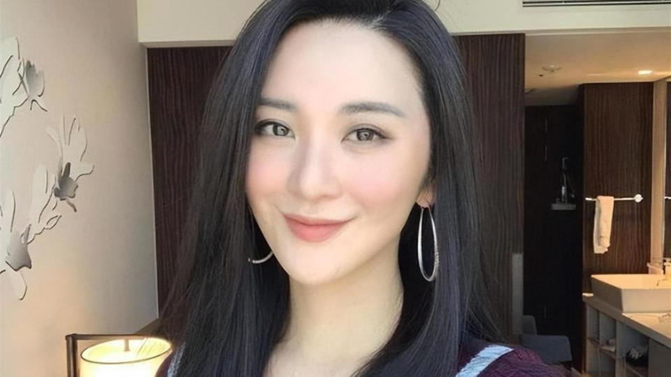 香港知名女星自曝遭前夫家暴，被对方按头撞墙，如今现任官司缠身