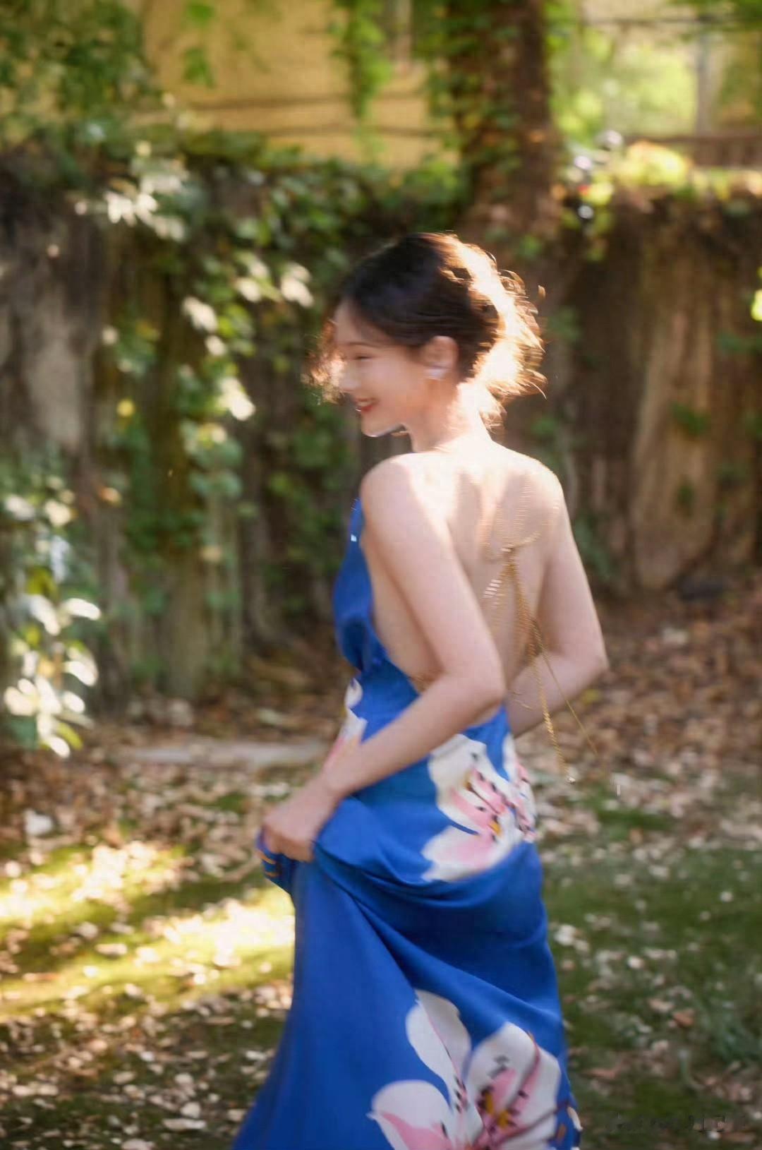 李一桐|蓝色露背裙,光落在她背上,美得直击灵魂