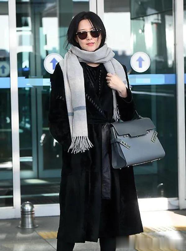 李英爱换风格后气质大变!穿黑大衣+围巾+高跟鞋,显贵又高级