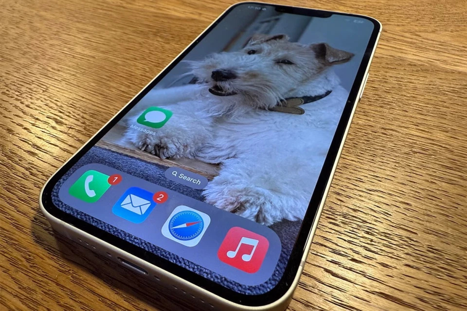 库克终于妥协,iPhone16e提前跌至“清仓价”,一步到位用六年