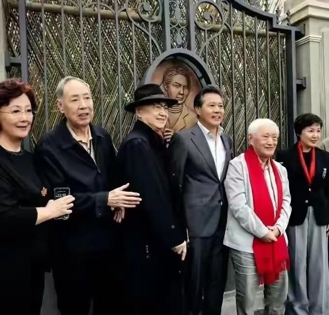 七十年代,2部重拍的战争电影,诞生2位英俊男星，如今他俩怎样了？