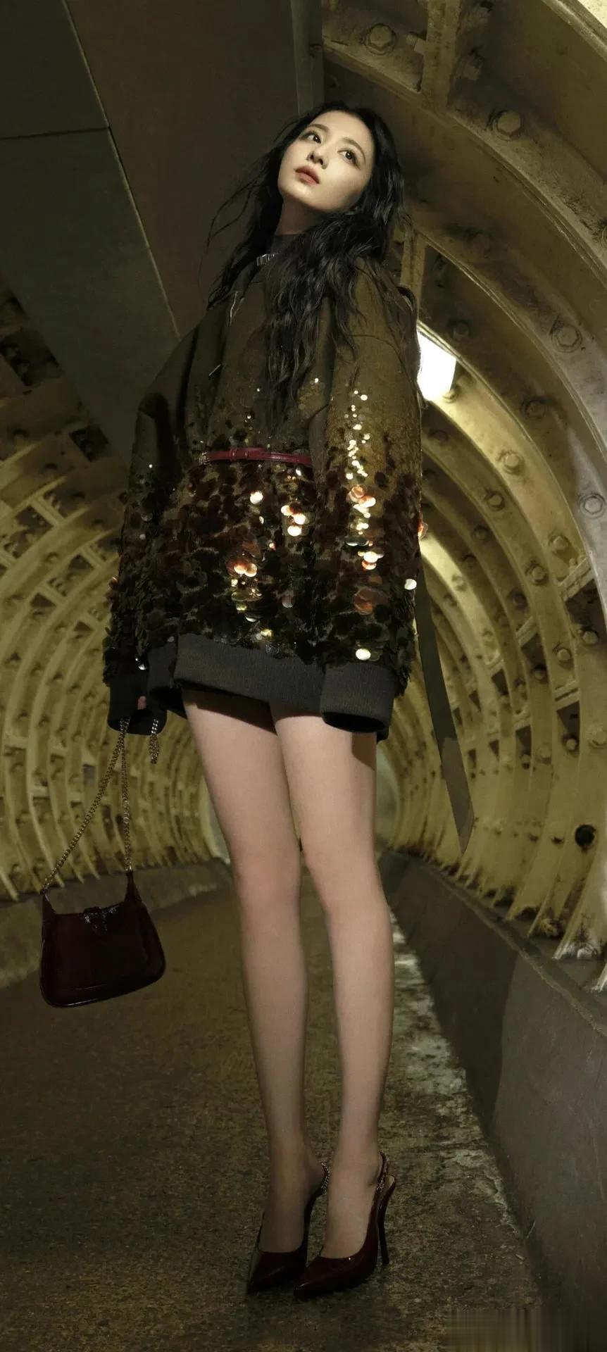 明星高清写真鉴赏|王楚然,红韵橄榄裙,勾勒长腿线条!