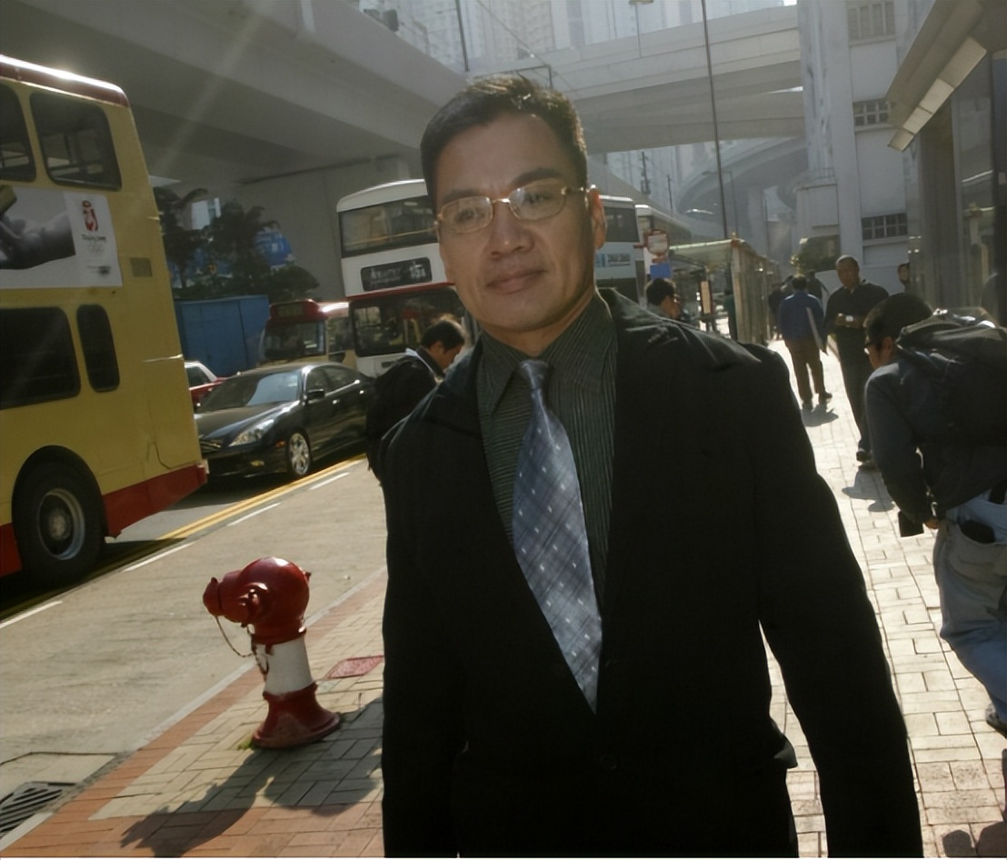 TVB金牌绿叶受访时目光呆滞，忘词眨眼疑脑退化，之前突然失联