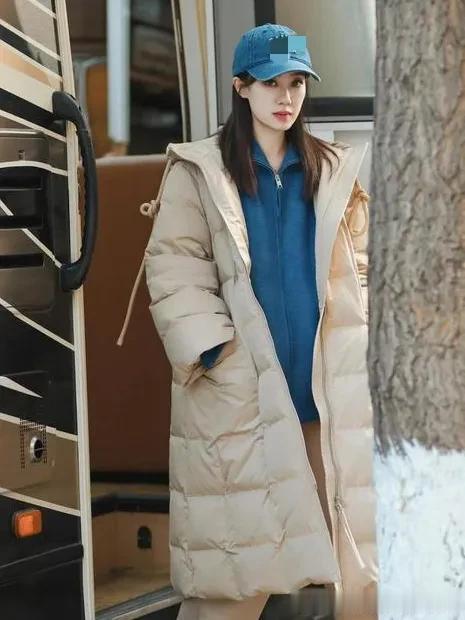 张小斐真是穿搭高手！羽绒服+针织衫+休闲裤，时髦减龄又高级！